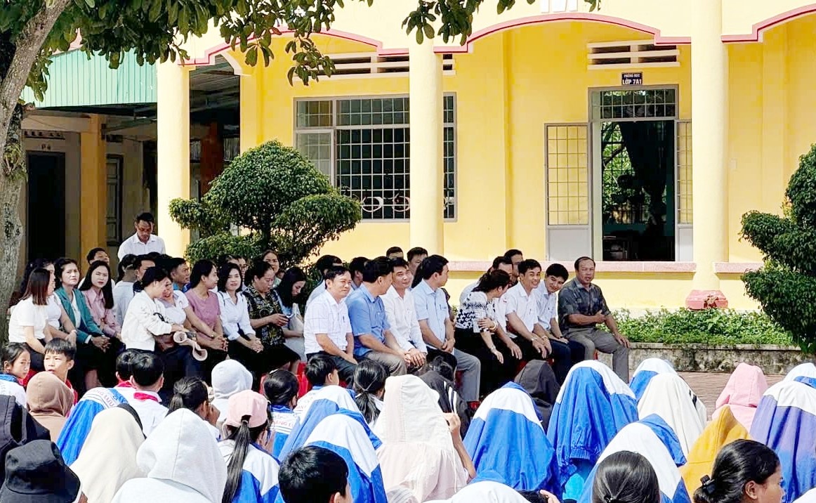 ĐB dự trao quà